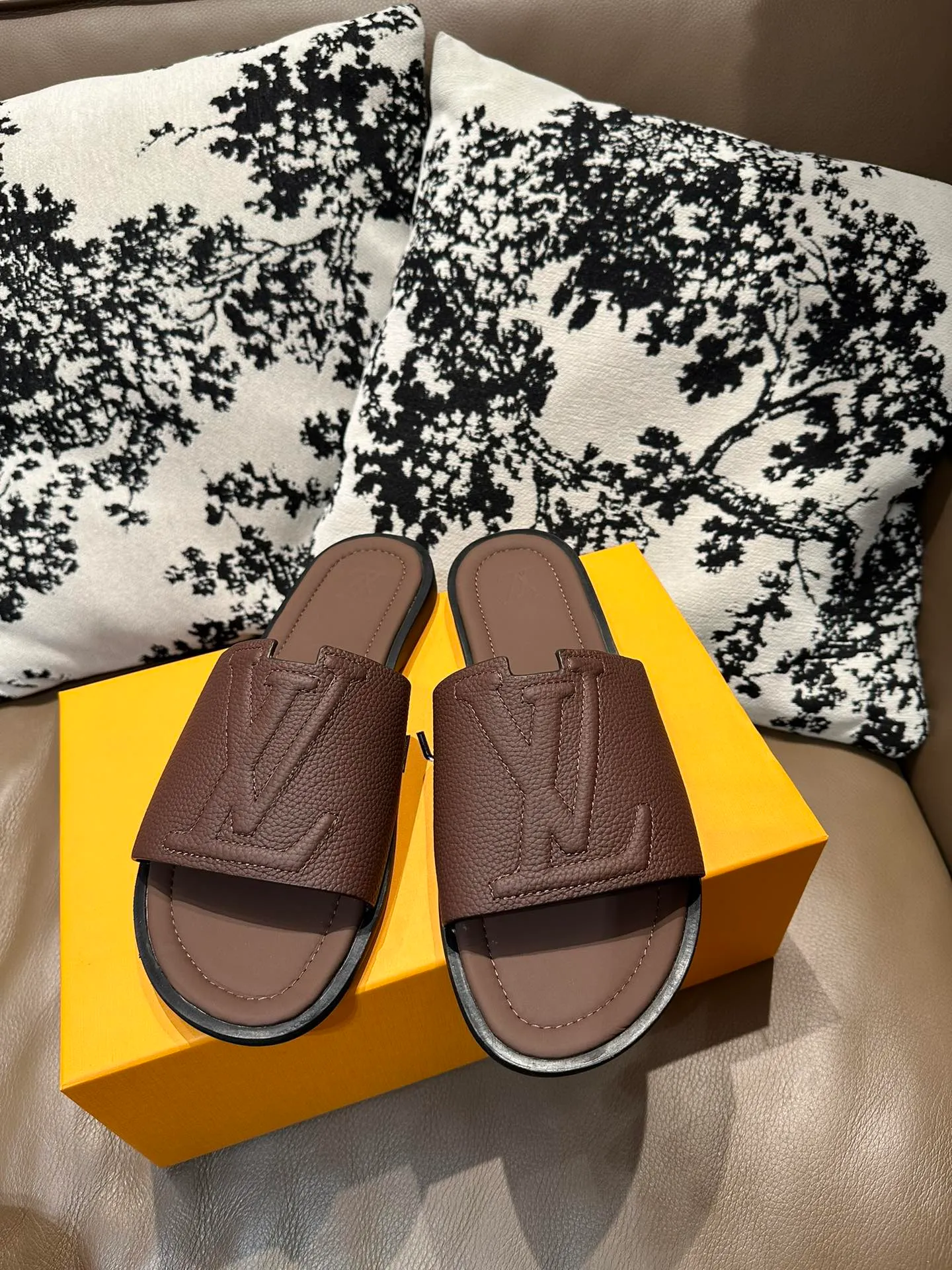 Men's shoes💰360💰 New LV slippers hot sale🩴 Full cowhide surface, cowhide lining, cowhide feet, size 36-46